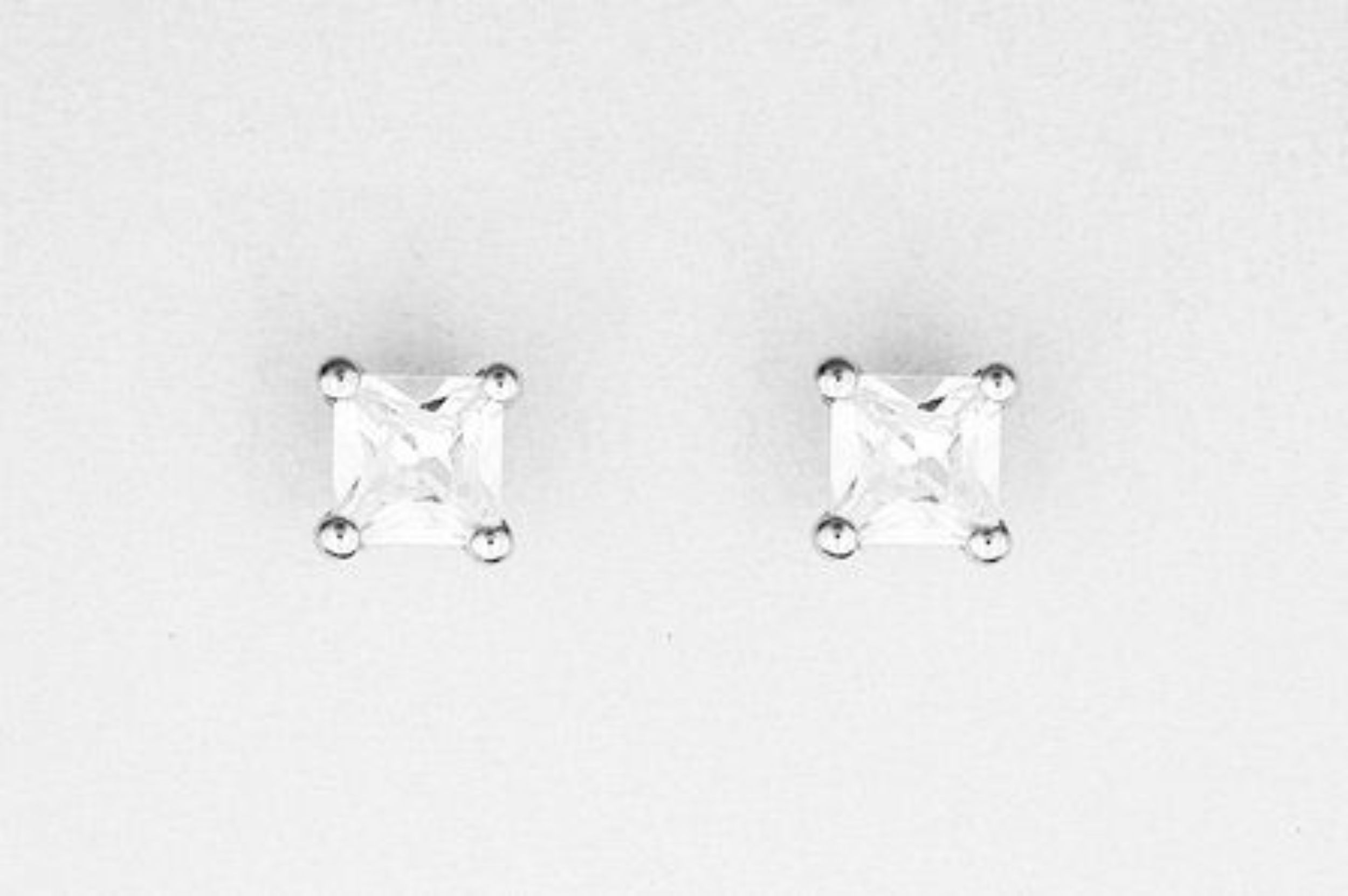 Picture of STUD,WHT 3.5mm PRNCES CUT