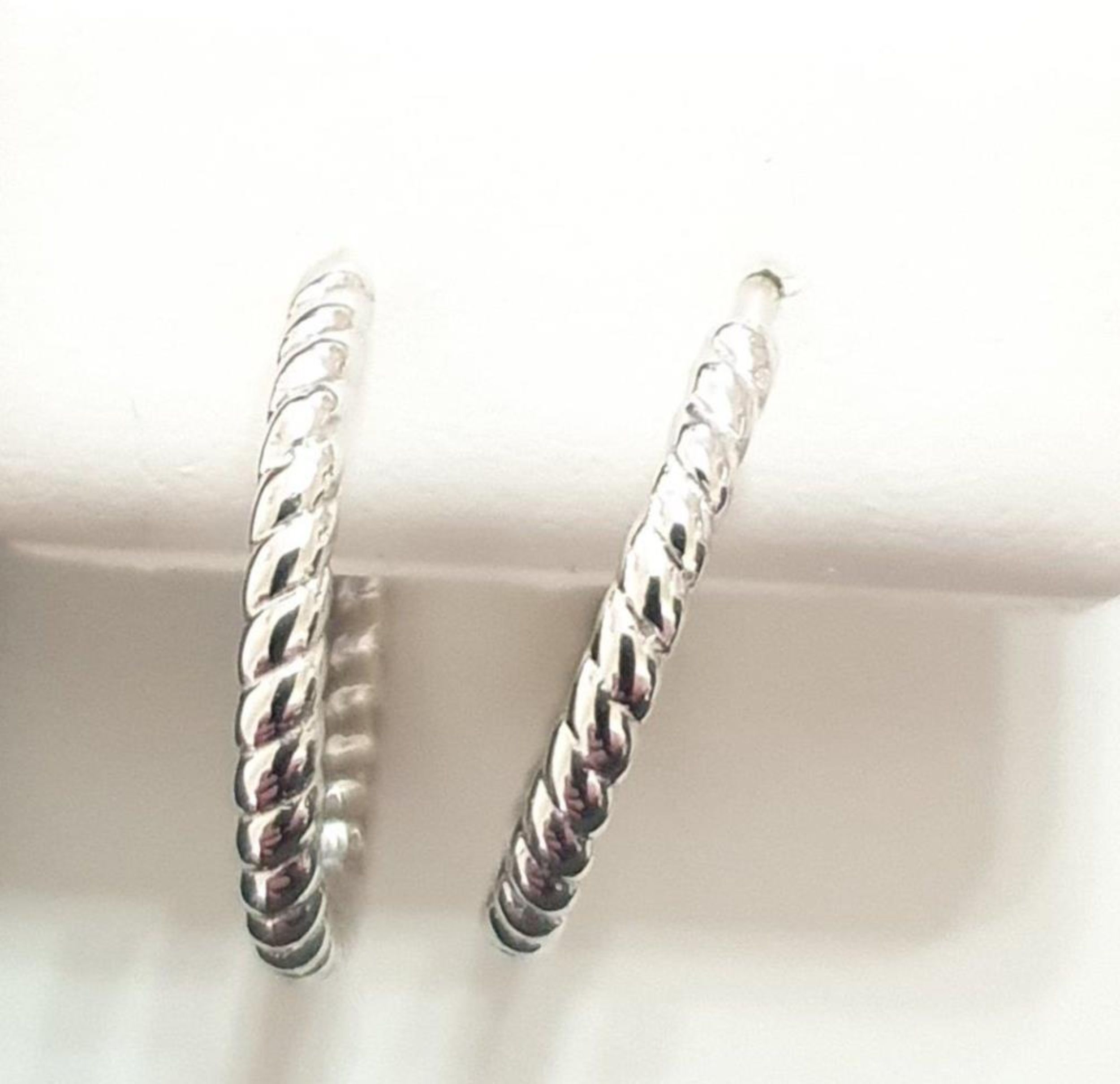 Picture of HUGGIE, POLISHED ROPE, 2x18mm
